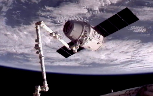 spacex-dragon-captured-iss1